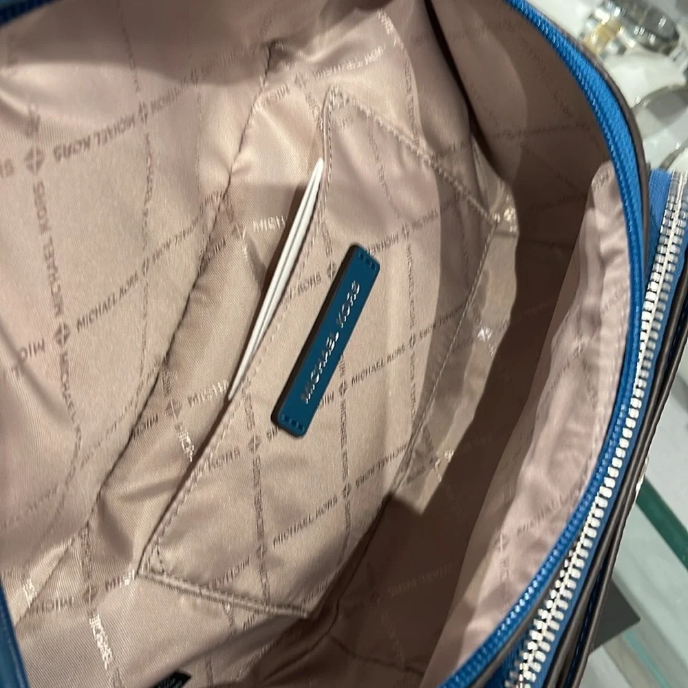 MICHAEL KORS
Maisie Large Pebbled Leather 2-in-1 Sling Pack
Teal
NWT - Picture 13 of 16